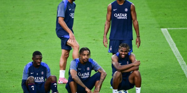 登贝莱险胜亚玛尔，荣膺2025年《十一人》金球奖