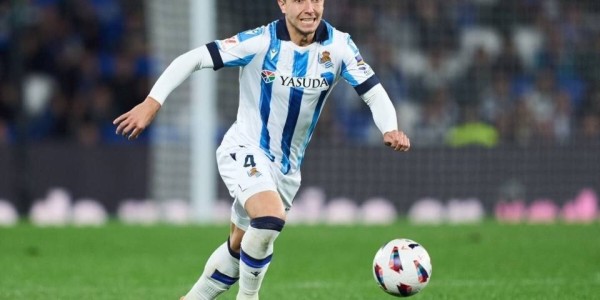 酋长惊雷！皇马主席怒摔手机，阿森纳5100万镑截杀伯纳乌王储